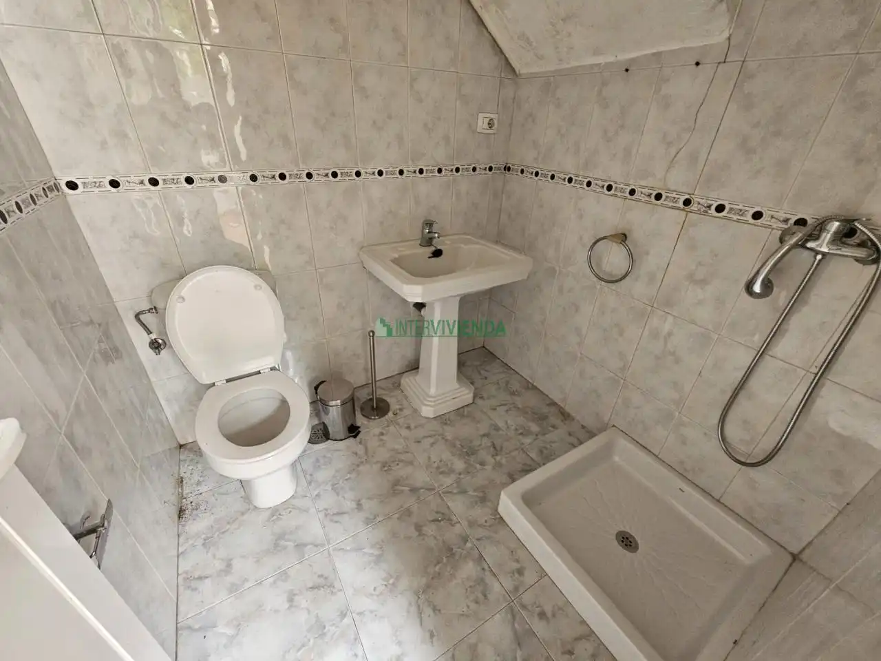 Bany de Casa o xalet en venda en Vigo  amb Calefacció, Jardí privat i Parquet