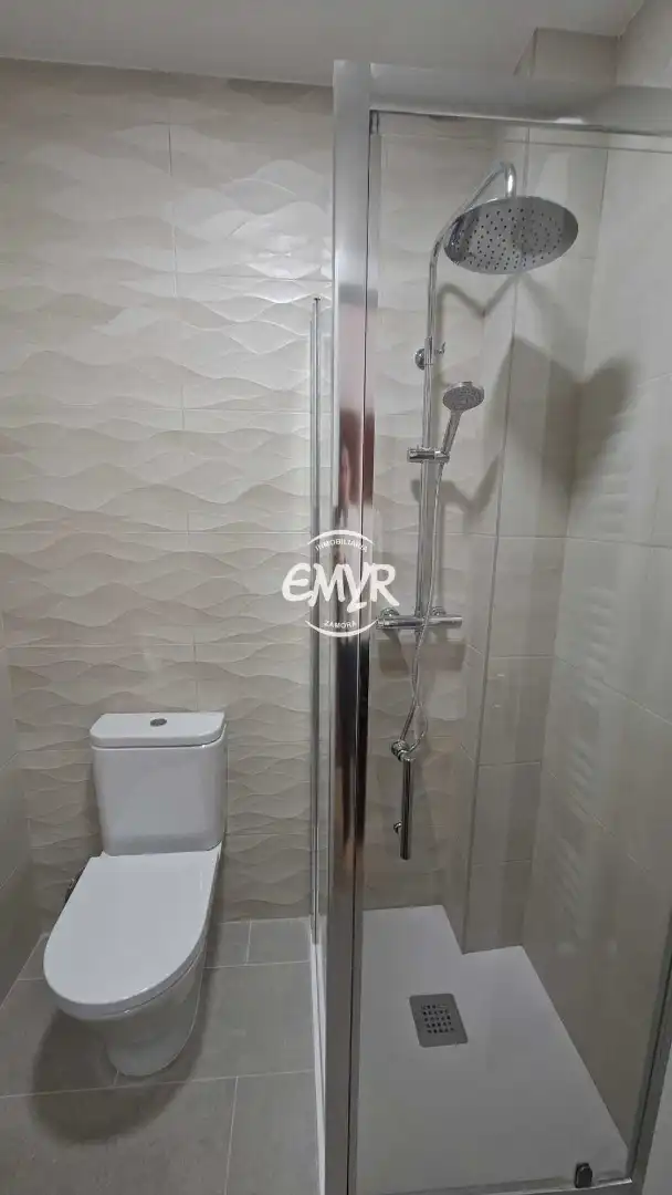 Badezimmer von Wohnung zur Miete in Zamora Capital  mit Heizung, Ofen und Waschmaschine