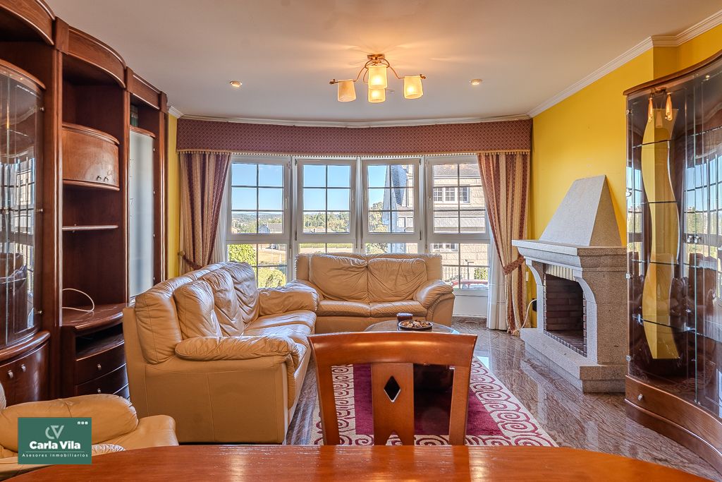 Sala d'estar de Casa o xalet en venda en Lugo Capital amb Calefacció, Jardí privat i Parquet