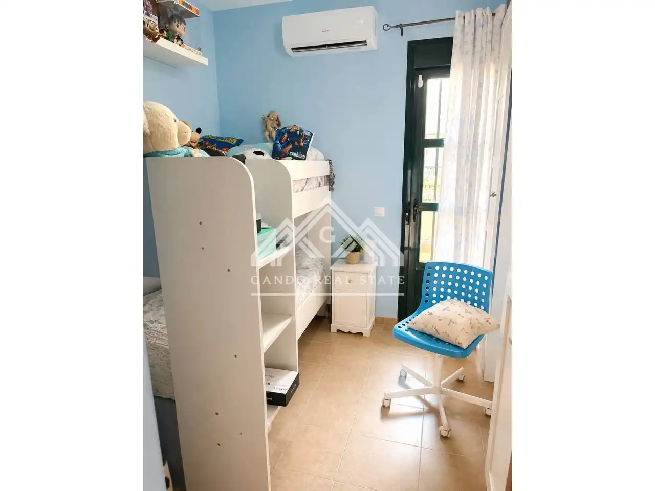Dormitori de Casa adosada en venda en Dos Hermanas amb Aire condicionat i Jardí privat