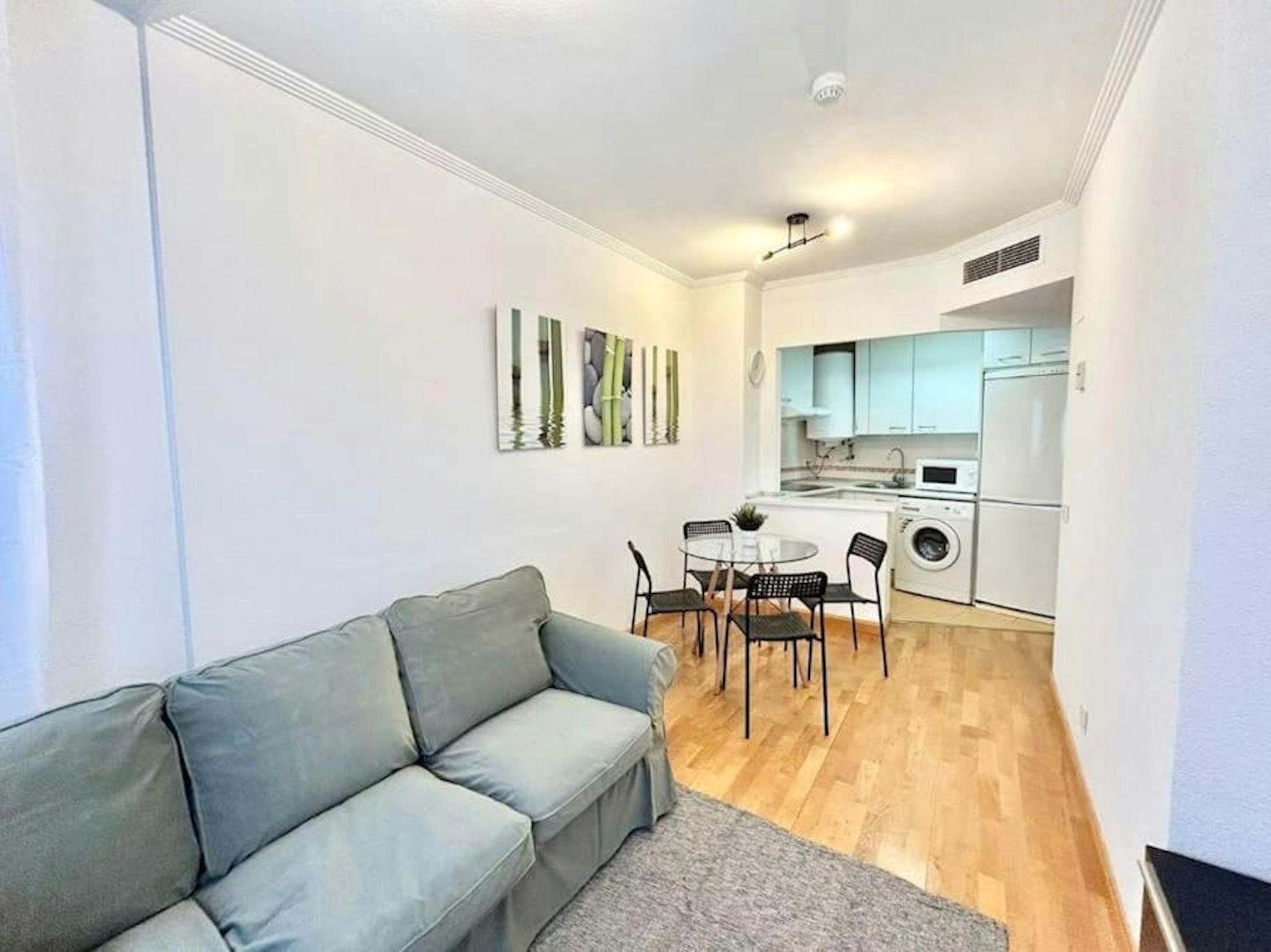 Sala de estar de Piso de alquiler en  Madrid Capital con Aire acondicionado, Calefacción y Amueblado