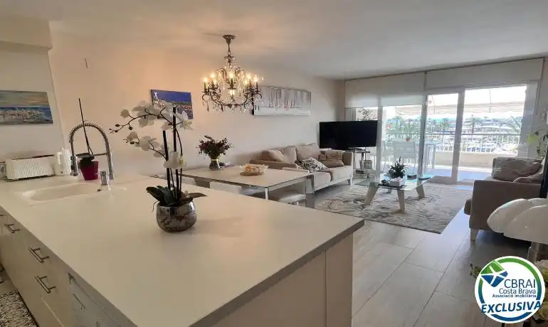 Sala d'estar de Apartament en venda en Empuriabrava amb Aire condicionat, Calefacció i Moblat