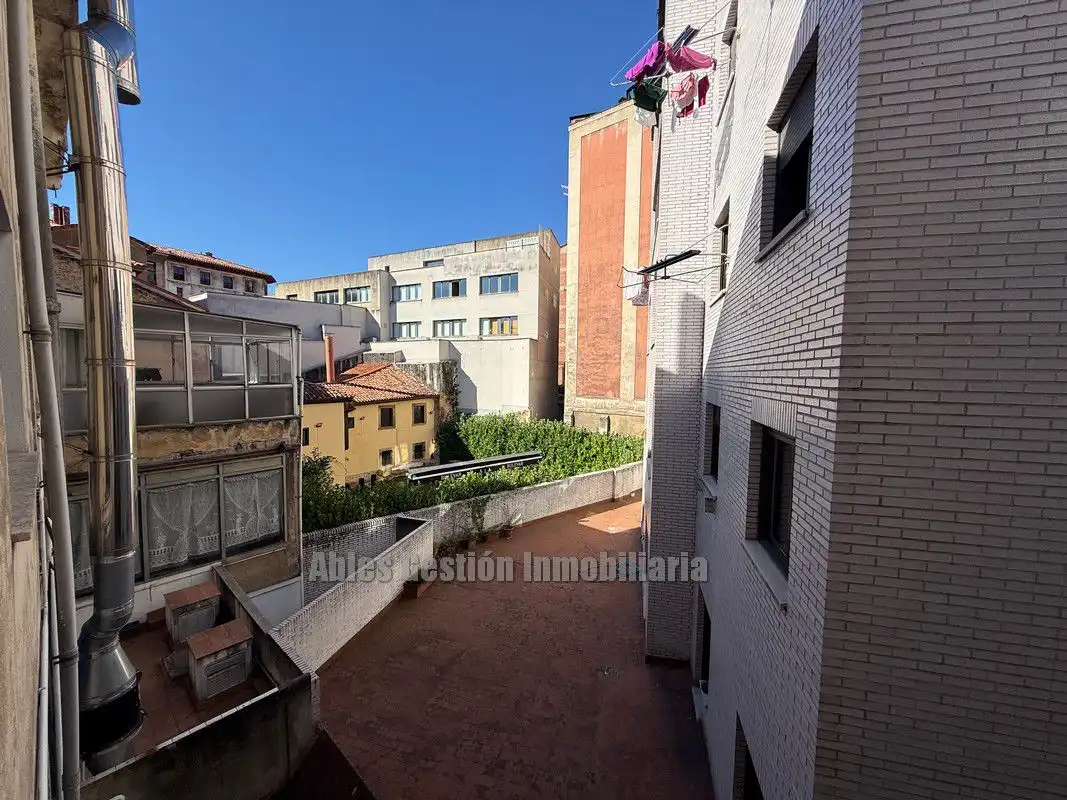 Außenansicht von Wohnung zur Miete in Oviedo  mit Heizung, Parkett und Abstellraum