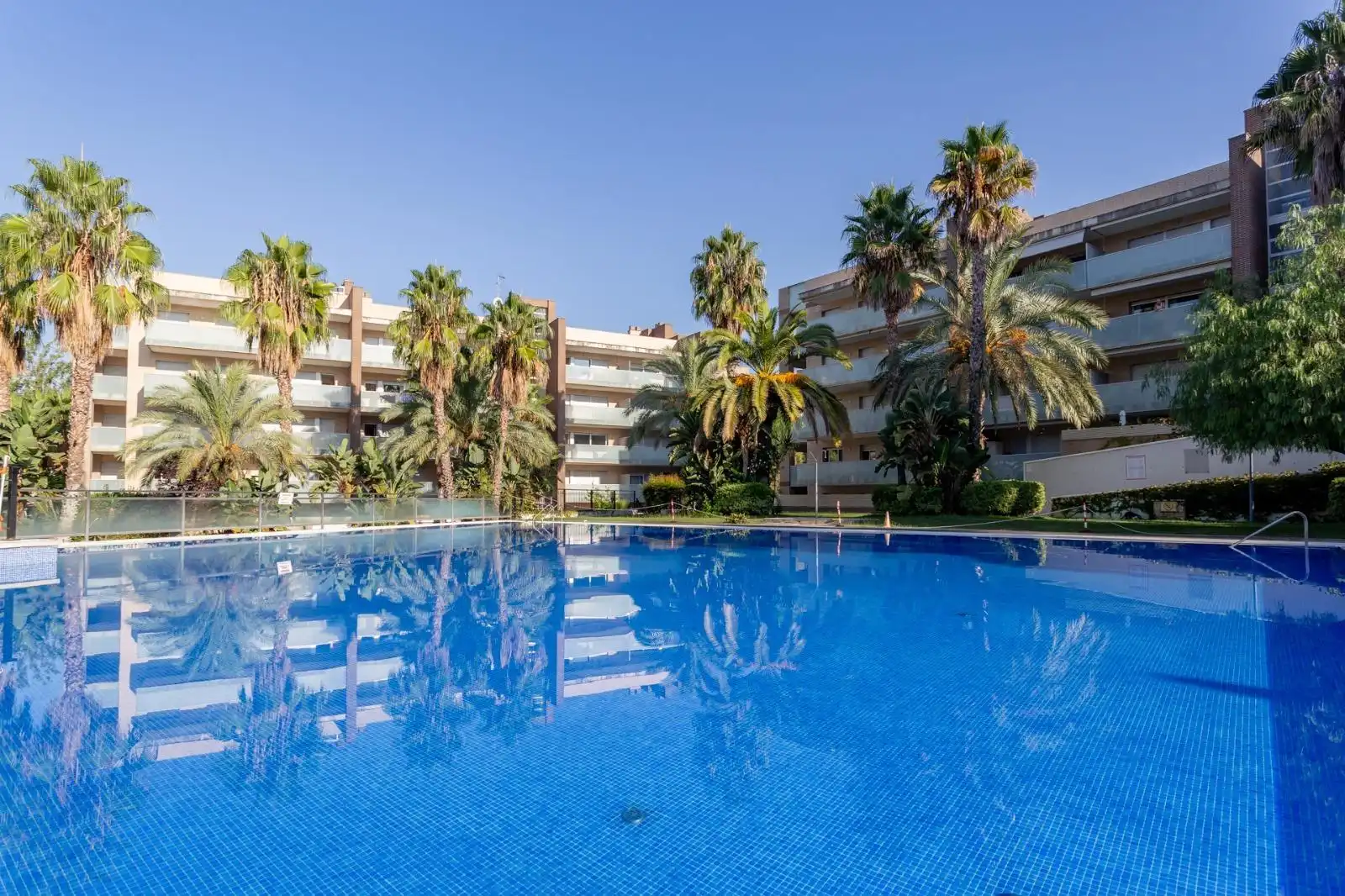 Schwimmbecken von Wohnung zum Verkauf in Salou mit Klimaanlage, Privatgarten und Terrasse