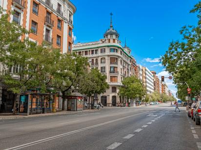 Außenansicht von Wohnung zum verkauf in  Madrid Capital mit Balkon