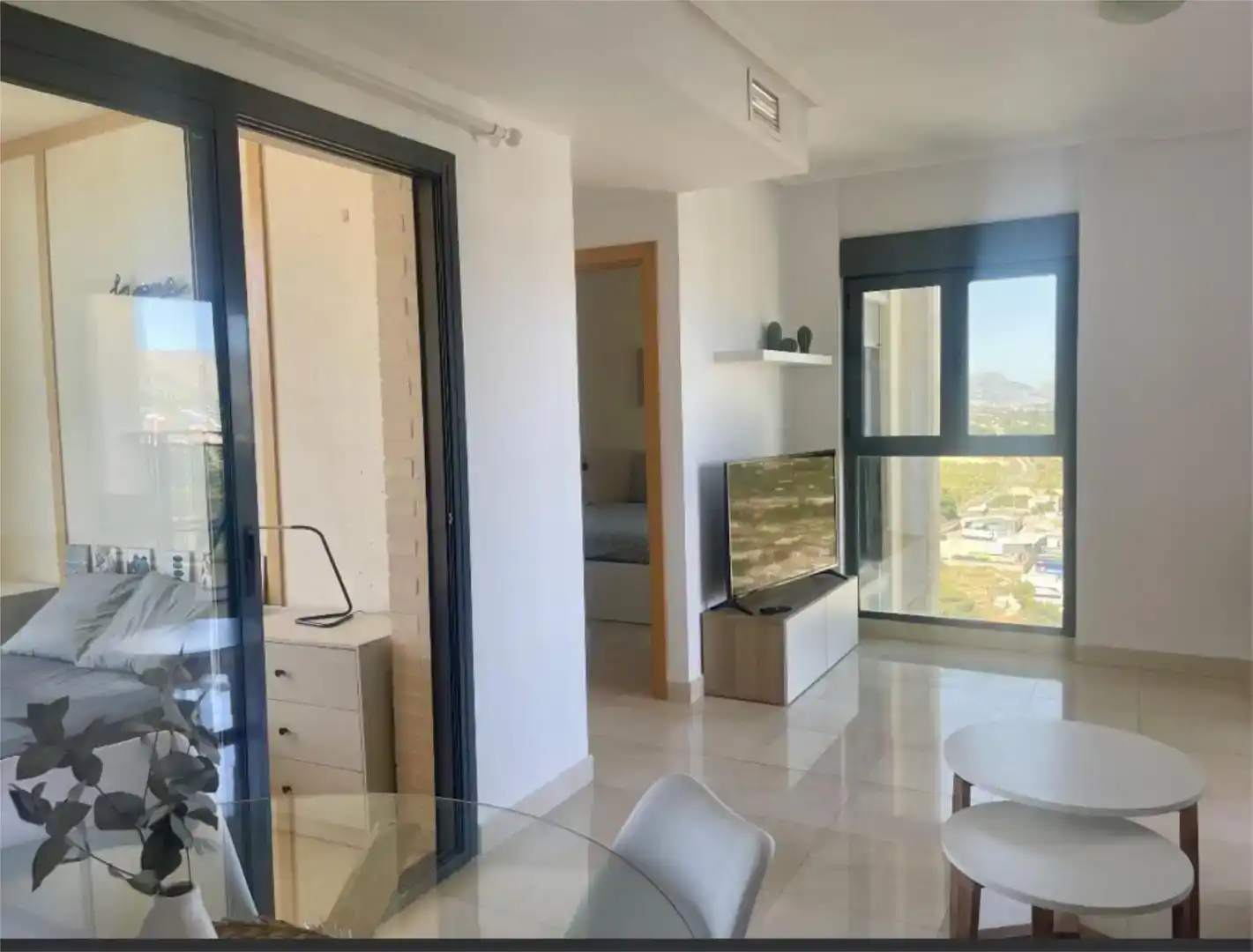 Sala d'estar de Pis de lloguer en Benidorm amb Aire condicionat, Piscina i Moblat