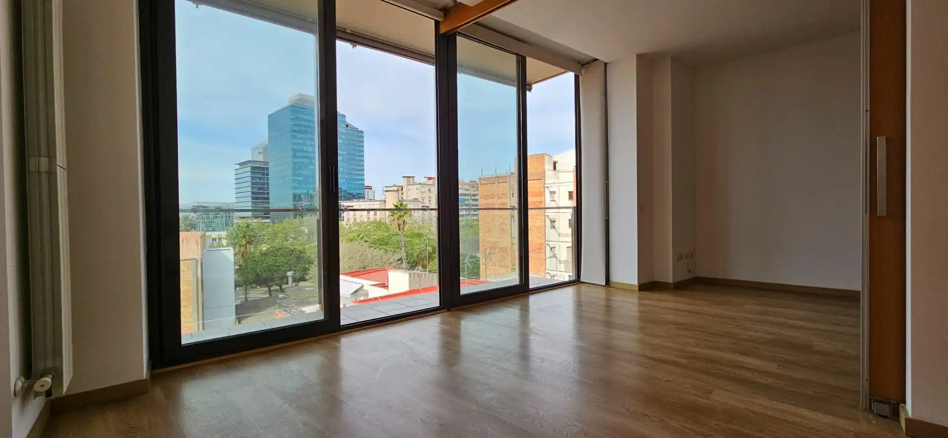 Sala d'estar de Pis en venda en Barcelona amb Aire condicionat, Calefacció i Parquet
