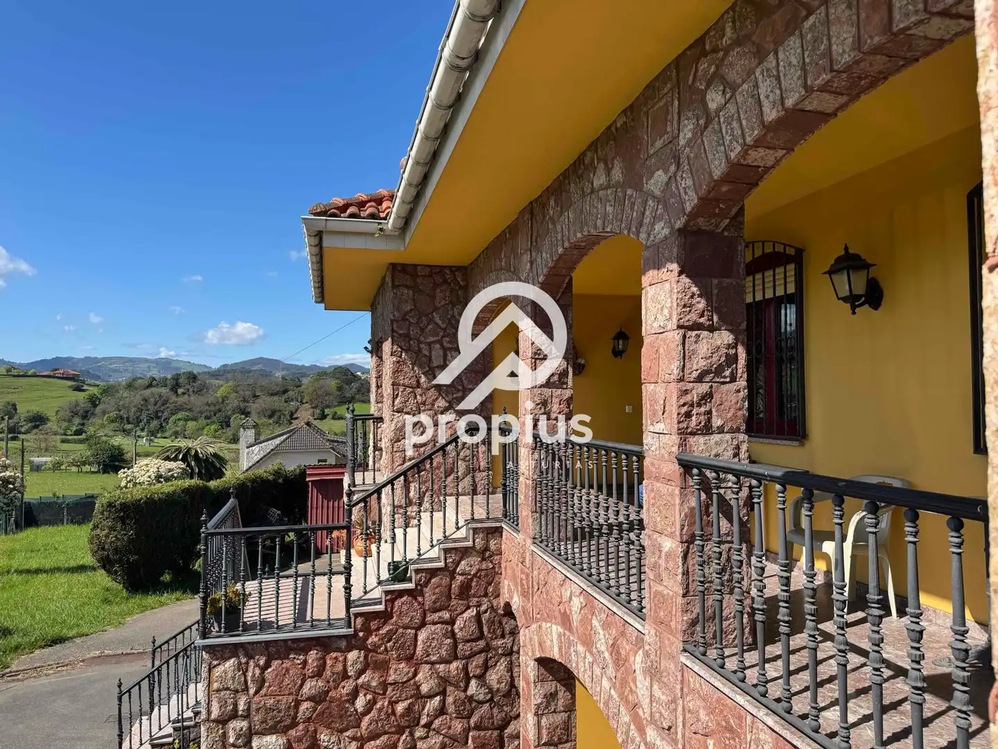 Vista exterior de Casa o chalet en venta en Avilés con Calefacción, Jardín privado y Parquet