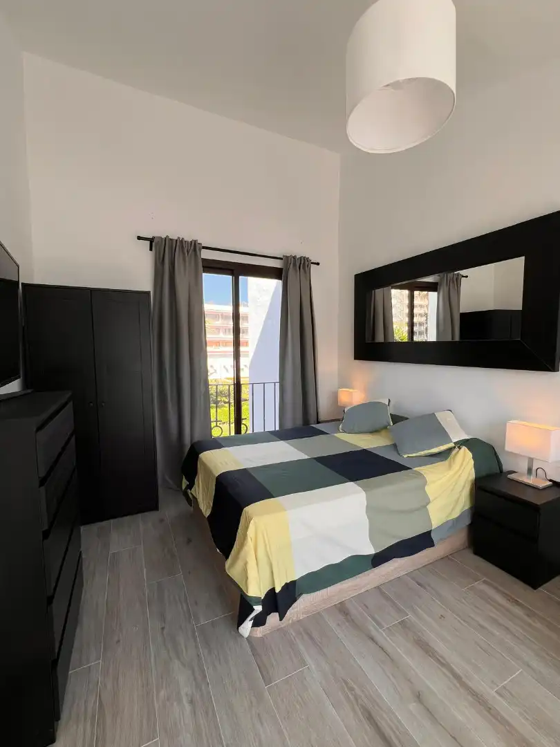 Schlafzimmer von Wohnung zur Miete in Estepona mit Klimaanlage, Terrasse und Möbliert