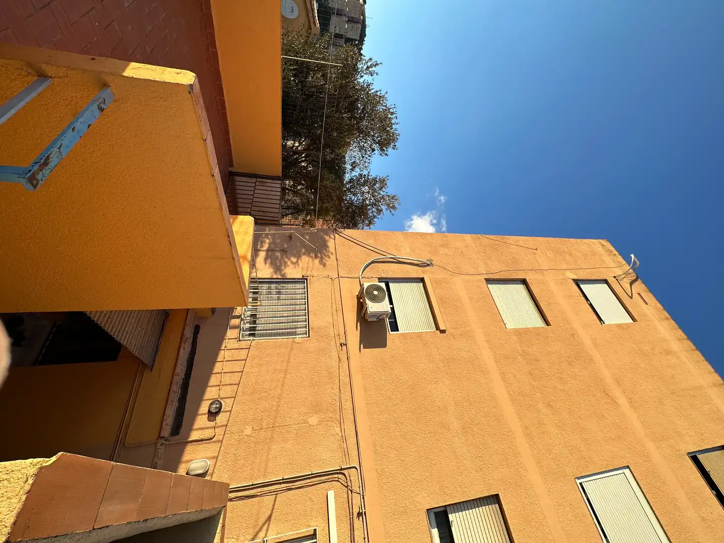 Vista exterior de Pis en venda en Santa Coloma de Gramenet amb Terrassa i Balcó