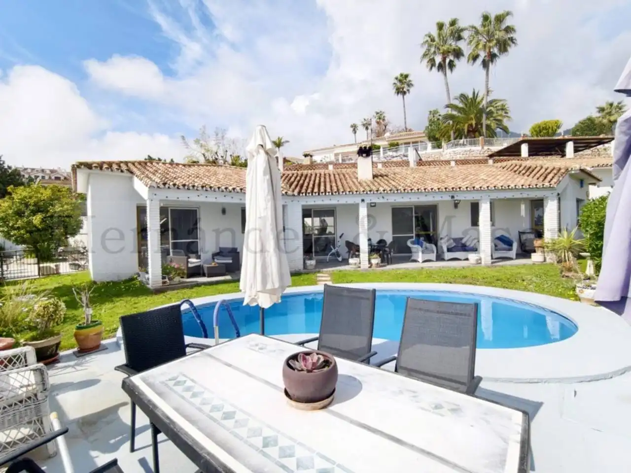 Vista exterior de Casa o xalet en venda en Benalmádena amb Aire condicionat, Terrassa i Piscina
