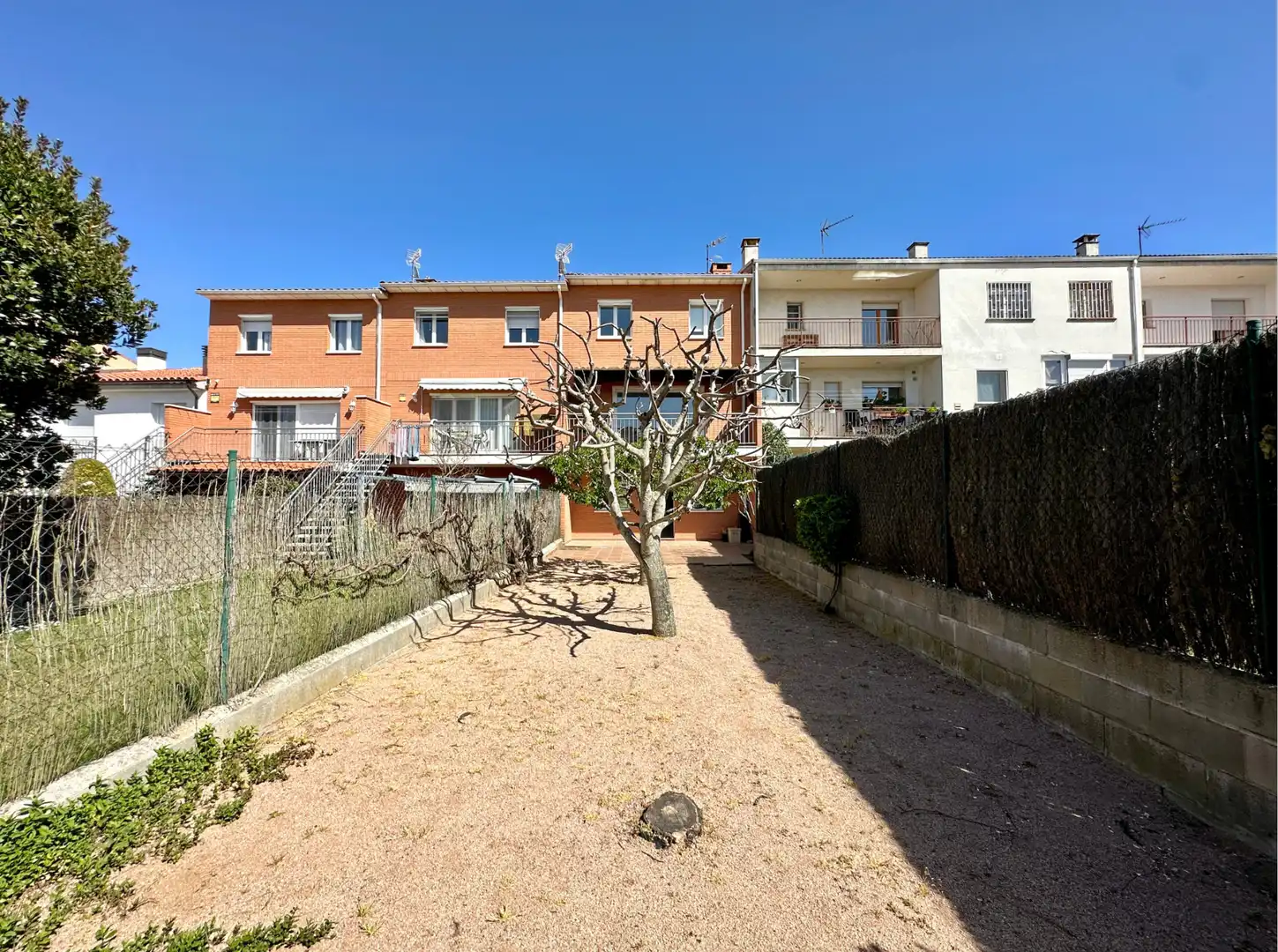 Außenansicht von Einfamilien-Reihenhaus zum Verkauf in Taradell mit Heizung, Privatgarten und Terrasse