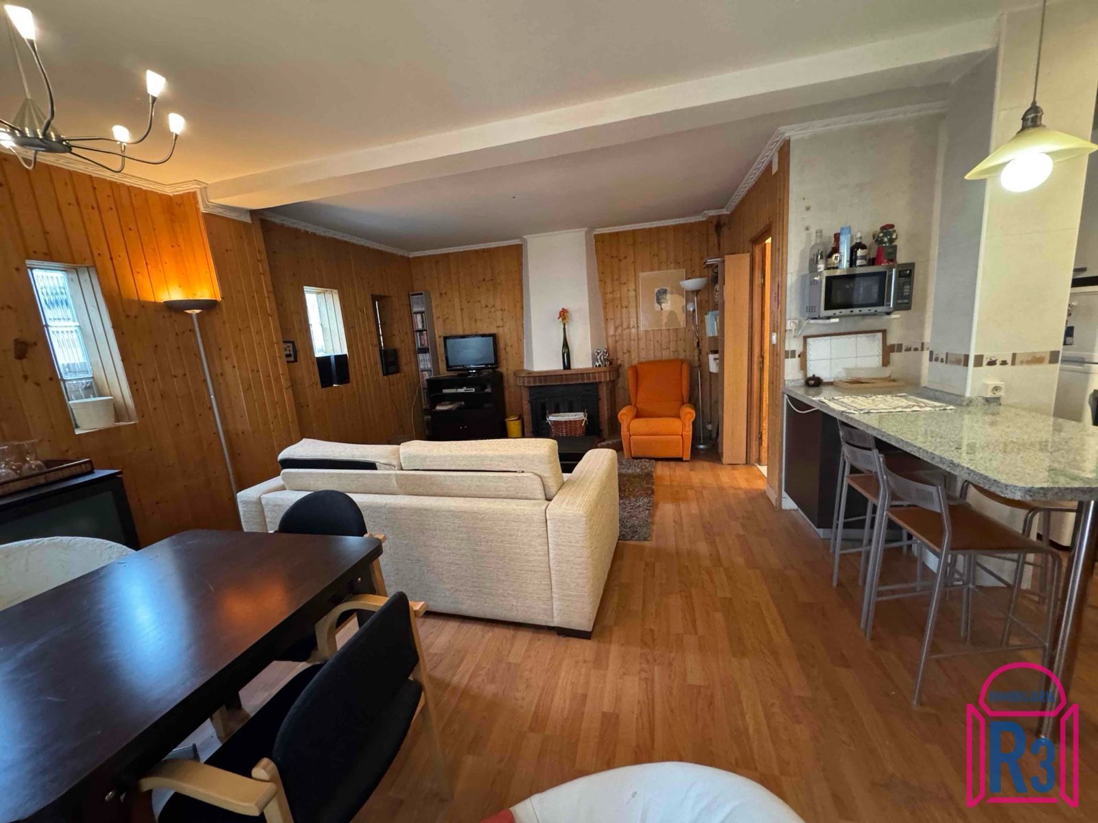 Sala d'estar de Apartament en venda en León Capital  amb Calefacció, Terrassa i Traster