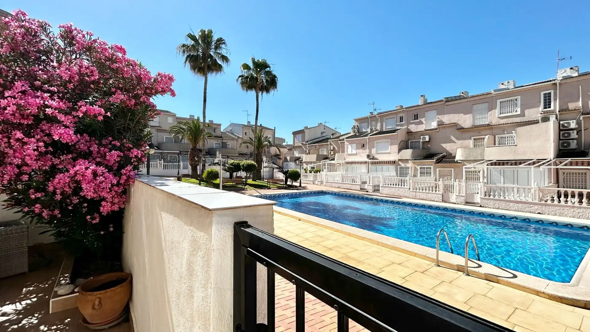 Vista exterior de Planta baja de alquiler en Pilar de la Horadada con Aire acondicionado, Terraza y Piscina