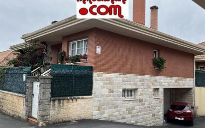 Vista exterior de Casa o xalet en venda en Castro-Urdiales amb Calefacció i Jardí privat