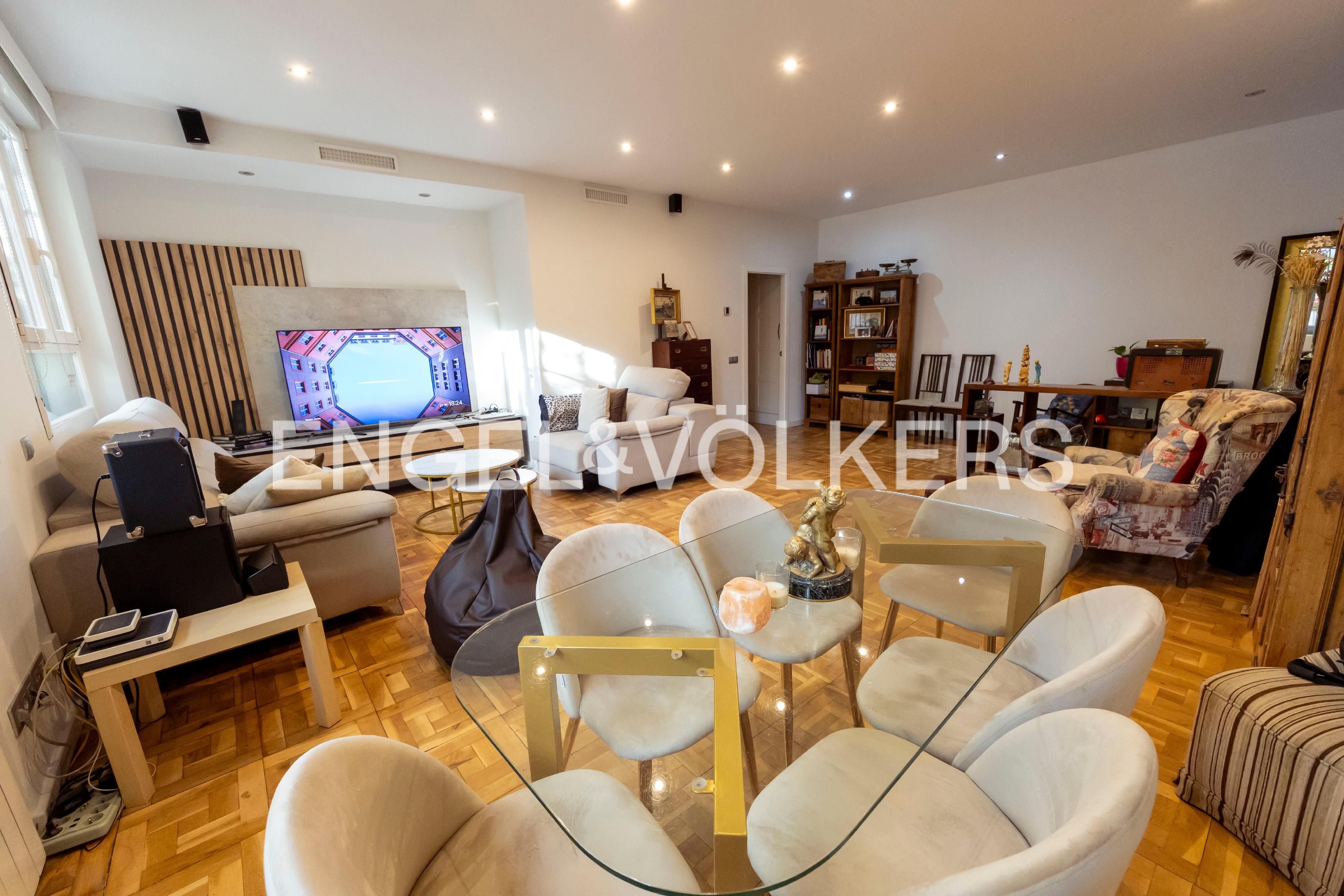 Sala d'estar de Apartament en venda en  Madrid Capital amb Aire condicionat, Calefacció i Jardí privat