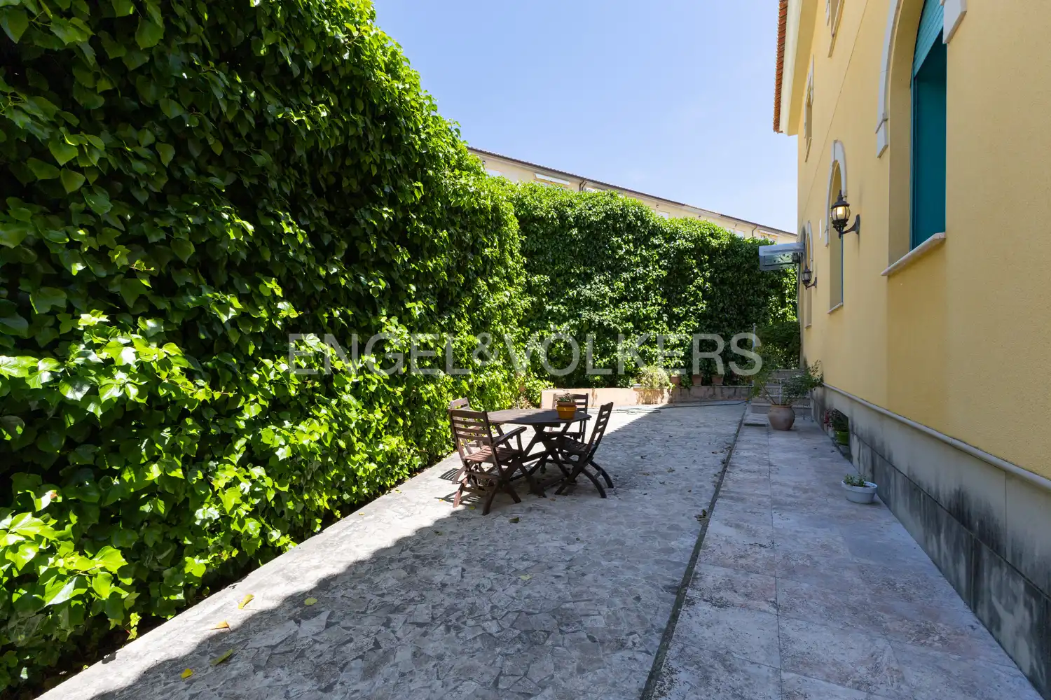 Vista exterior de Finca rústica en venda en Viver amb Aire condicionat, Calefacció i Jardí privat