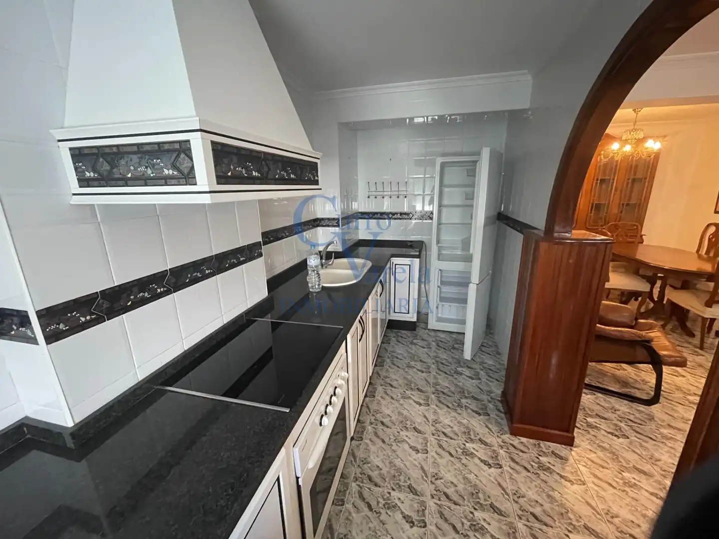 Küche von Wohnung zum Verkauf in Dos Hermanas mit Klimaanlage, Abstellraum und Möbliert