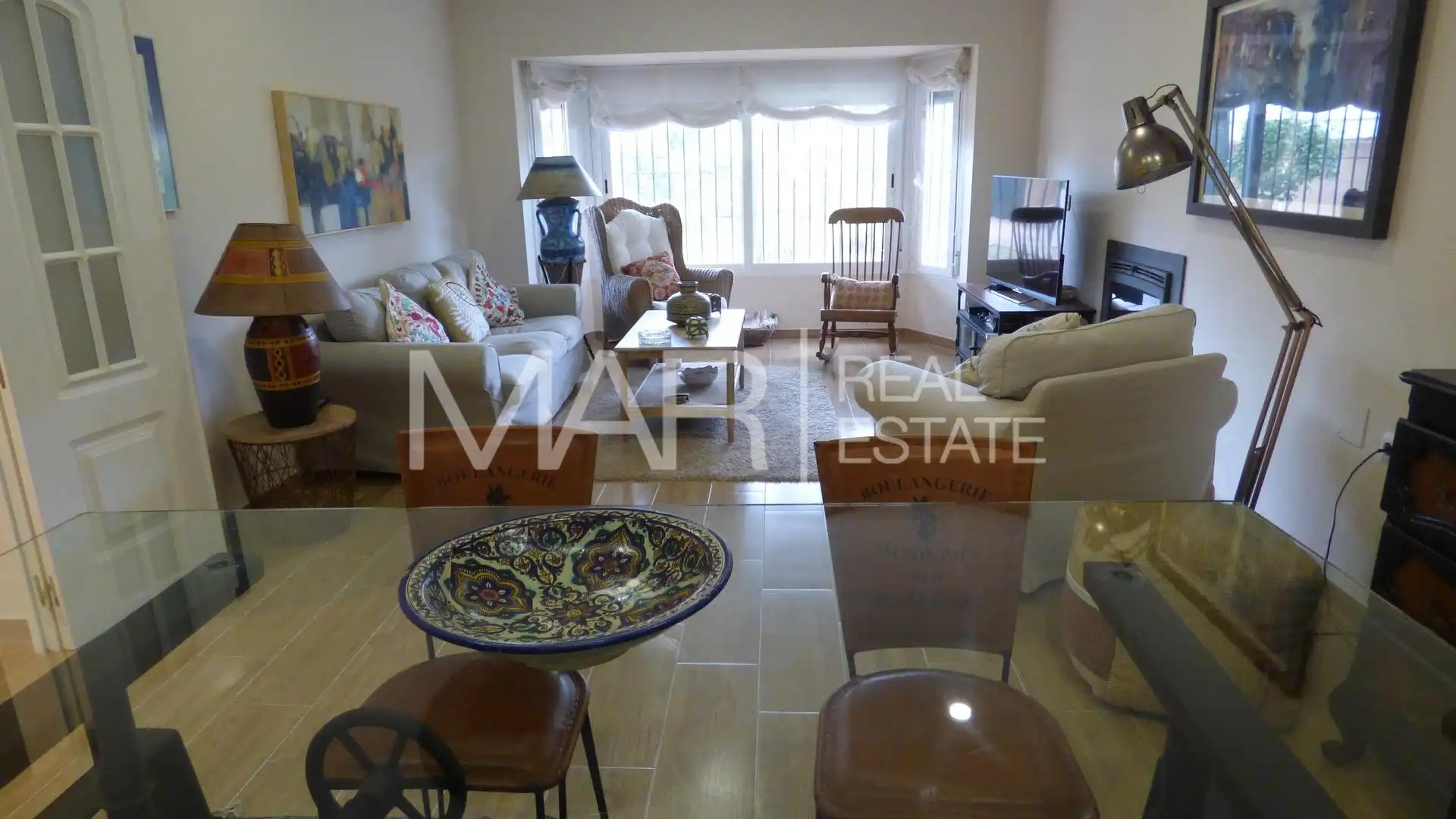 Sala d'estar de Casa o xalet en venda en Chiclana de la Frontera amb Aire condicionat, Jardí privat i Terrassa