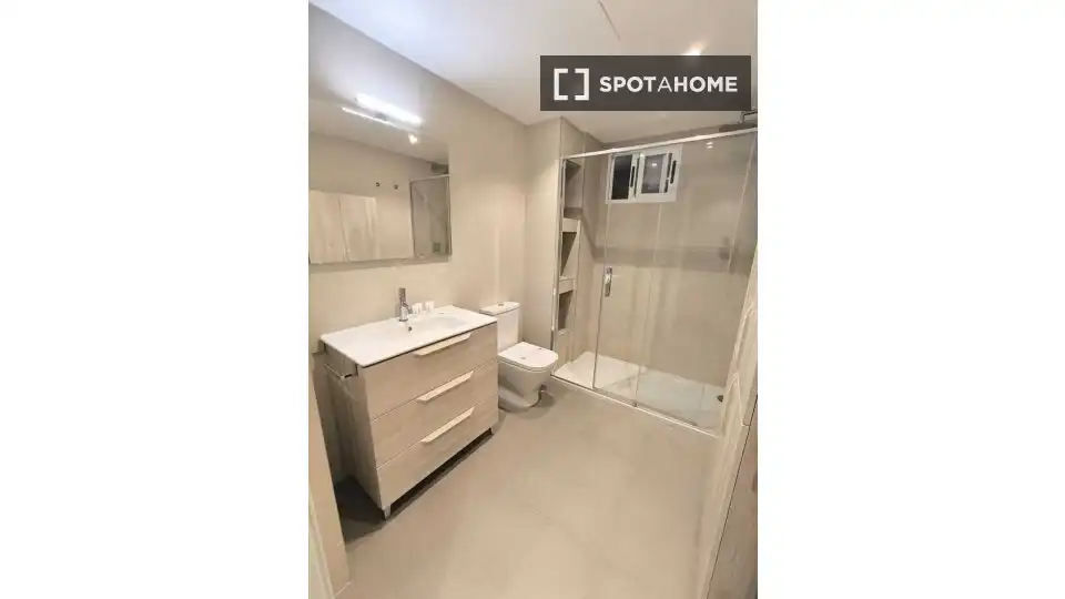 Baño de Piso para compartir en Madrid con Aire acondicionado, Calefacción y Amueblado