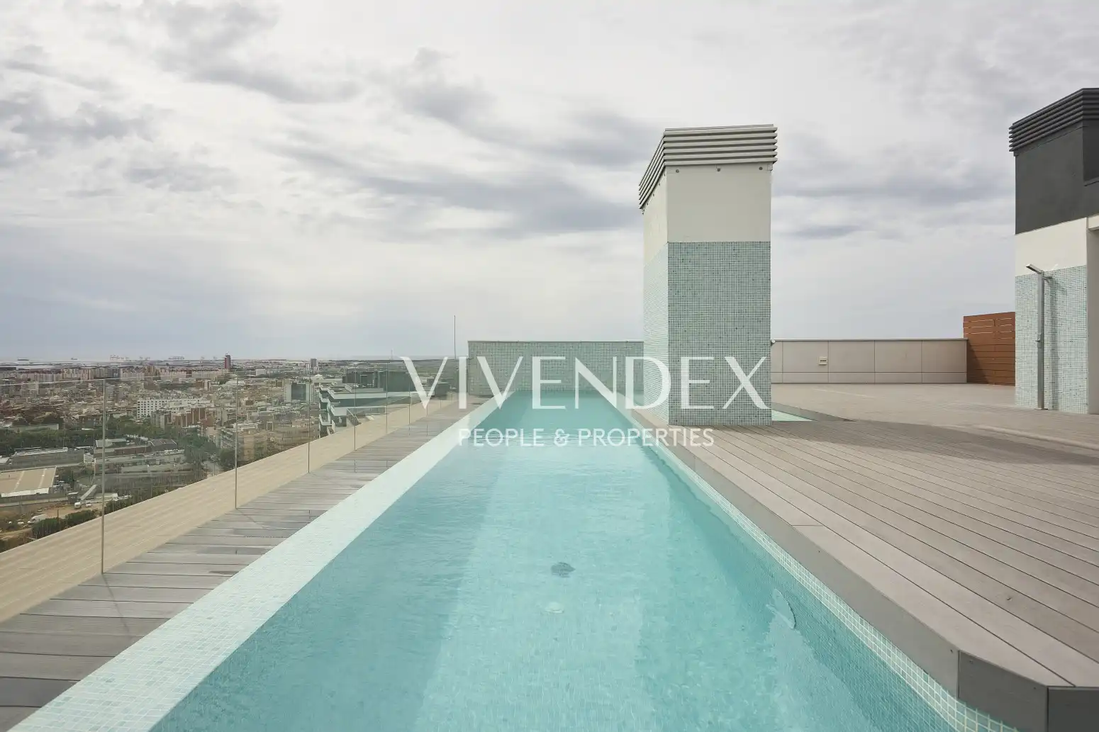Piscina de Àtic en venda en L'Hospitalet de Llobregat amb Aire condicionat, Calefacció i Parquet