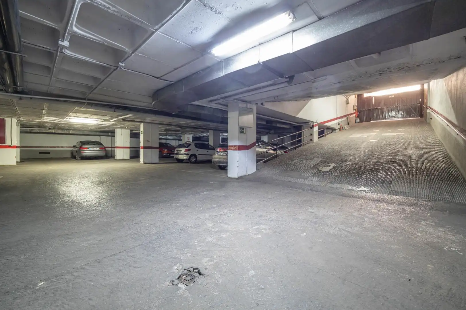 Parking de Piso en venta en Granada con Terraza, Trastero y Balcón