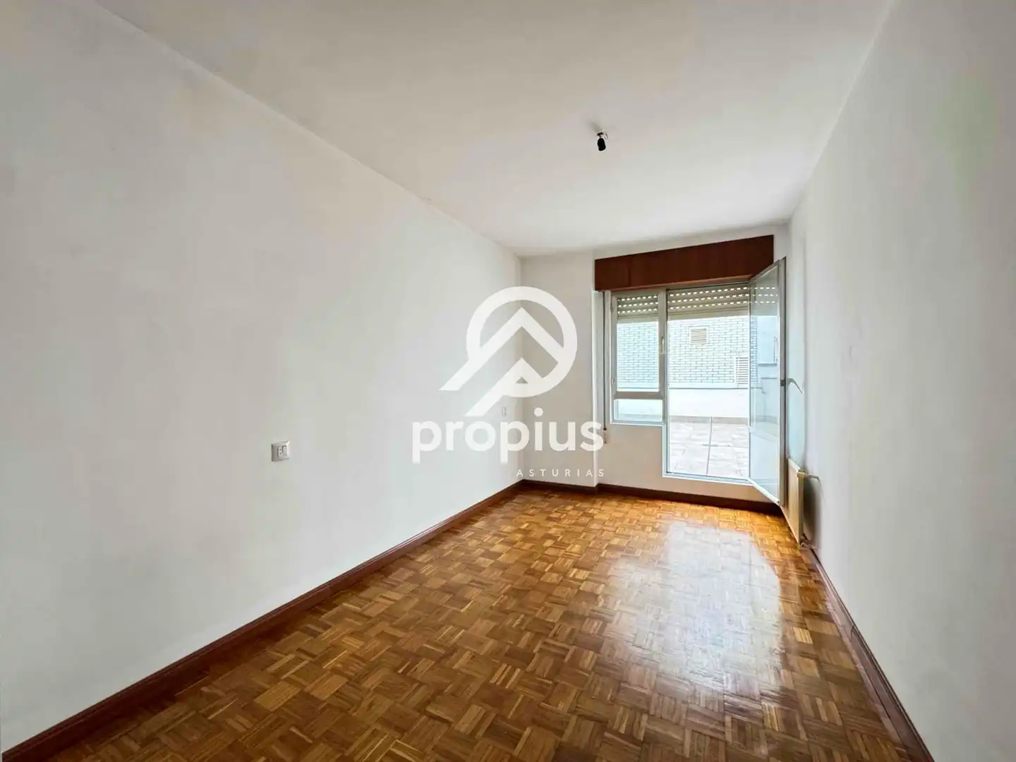 Habitación de Piso en venta en Oviedo  con Calefacción, Parquet y Terraza