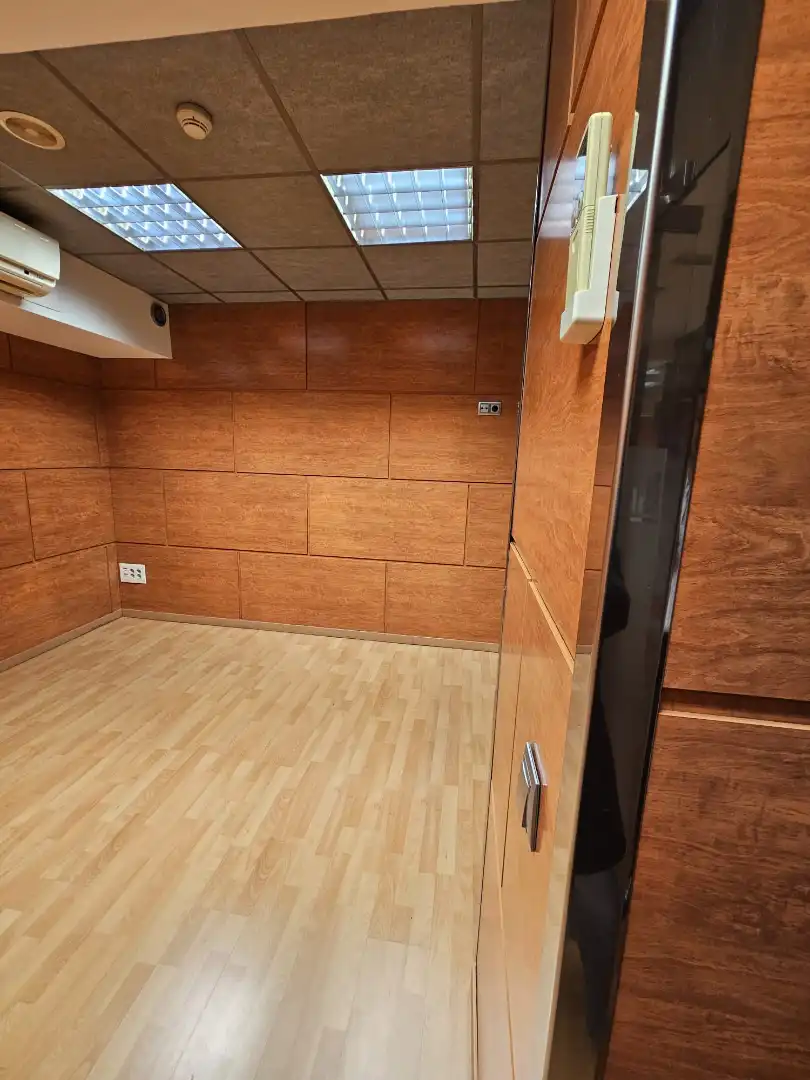 Büro zur Miete in Barcelona mit Klimaanlage und Balkon