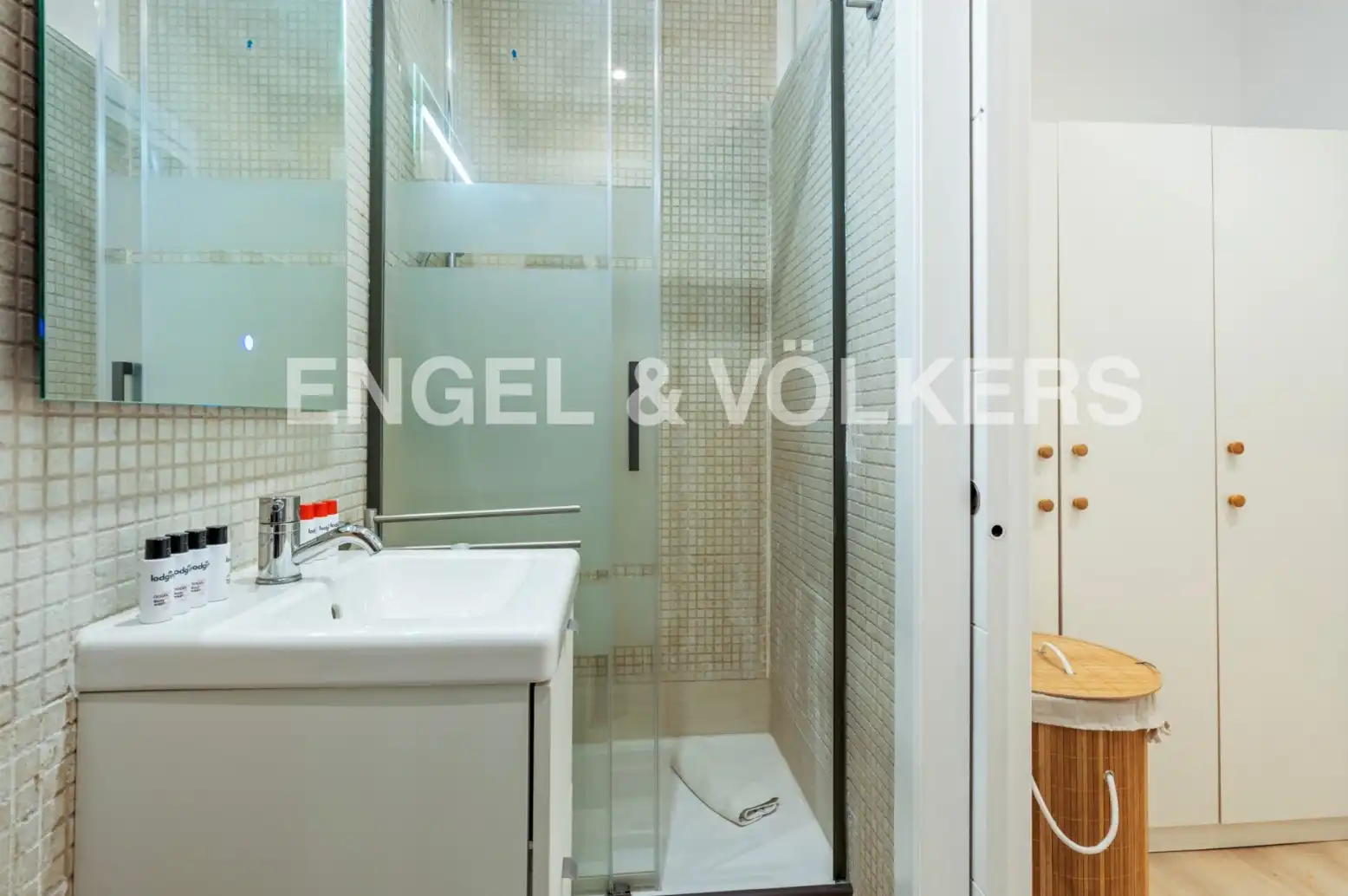 Bathroom of Flat for rent in Barcelona  with Air Conditioner, Heating and Parquet flooring