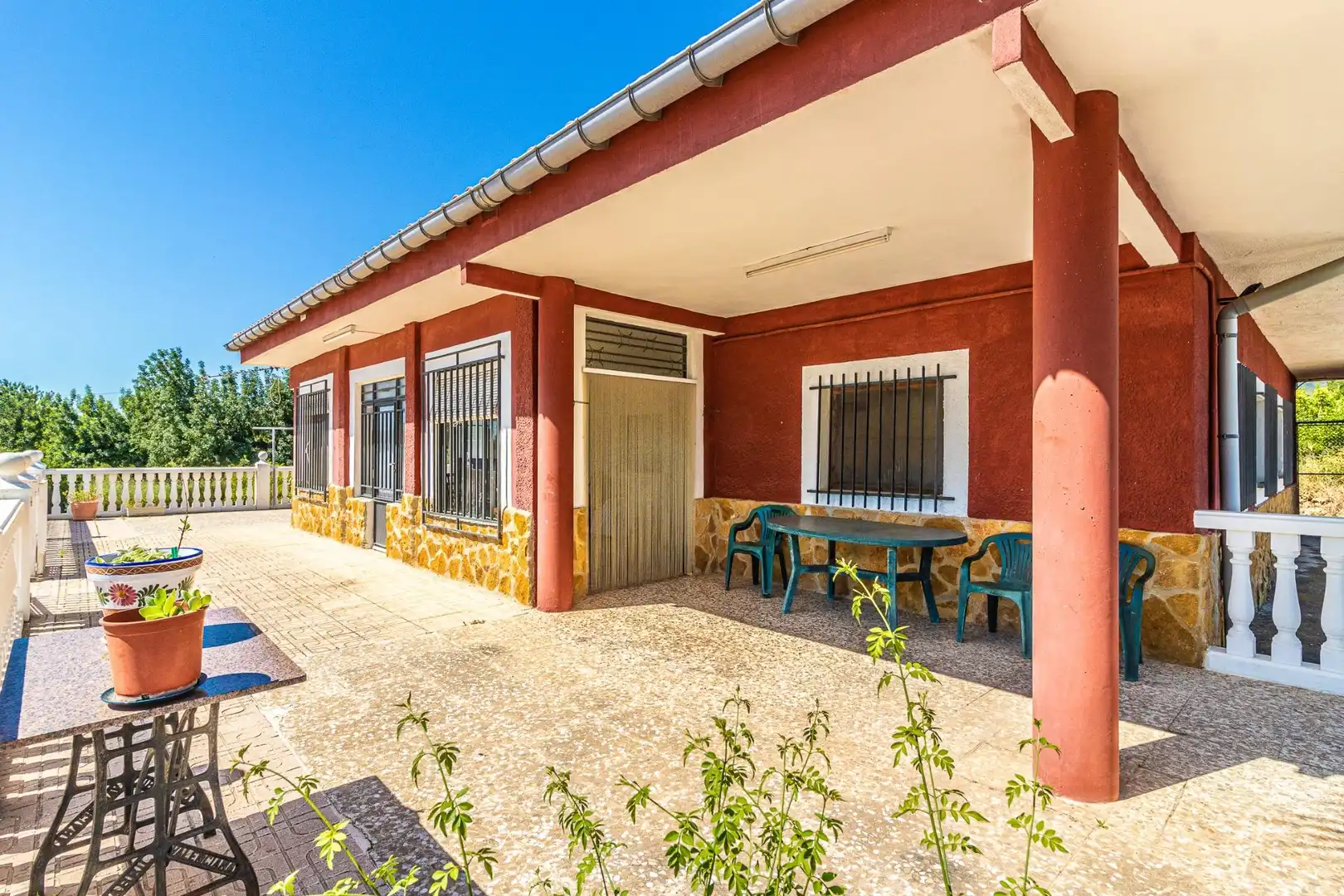 Außenansicht von Haus oder Chalet zum Verkauf in Carlet mit Privatgarten, Terrasse und Schwimmbad