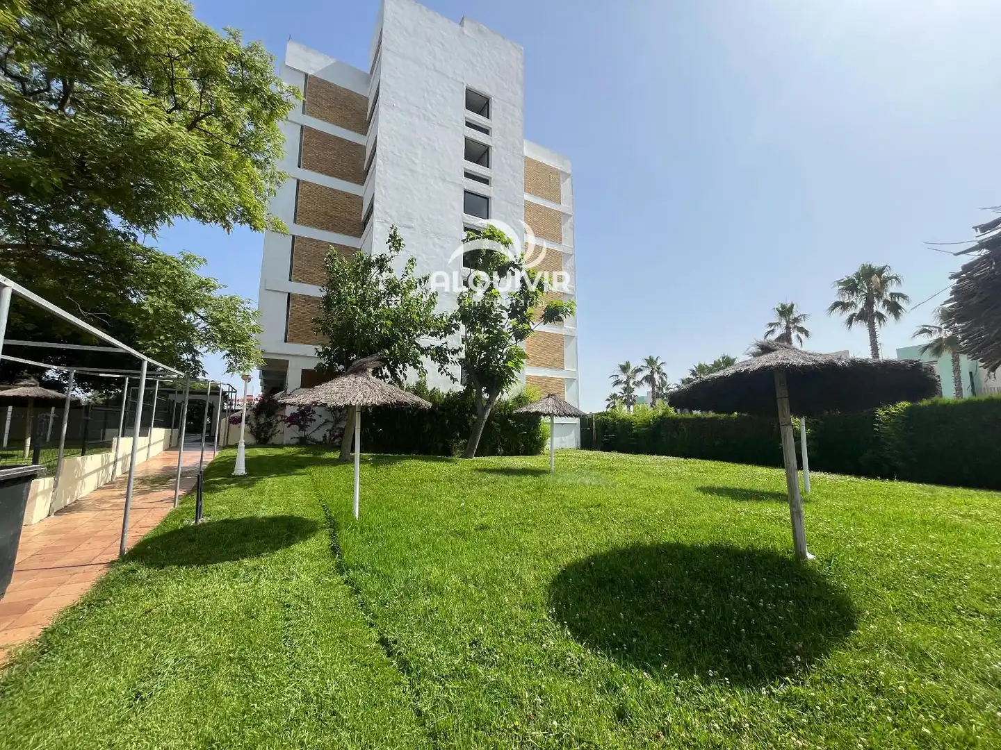 Flat with terrace for sale in Sector S
