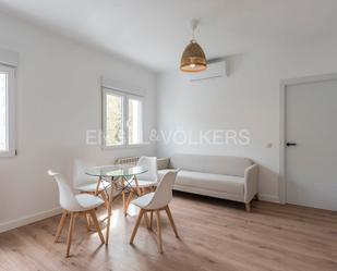Sala d'estar de Apartament de lloguer en  Madrid Capital amb Aire condicionat, Calefacció i Moblat