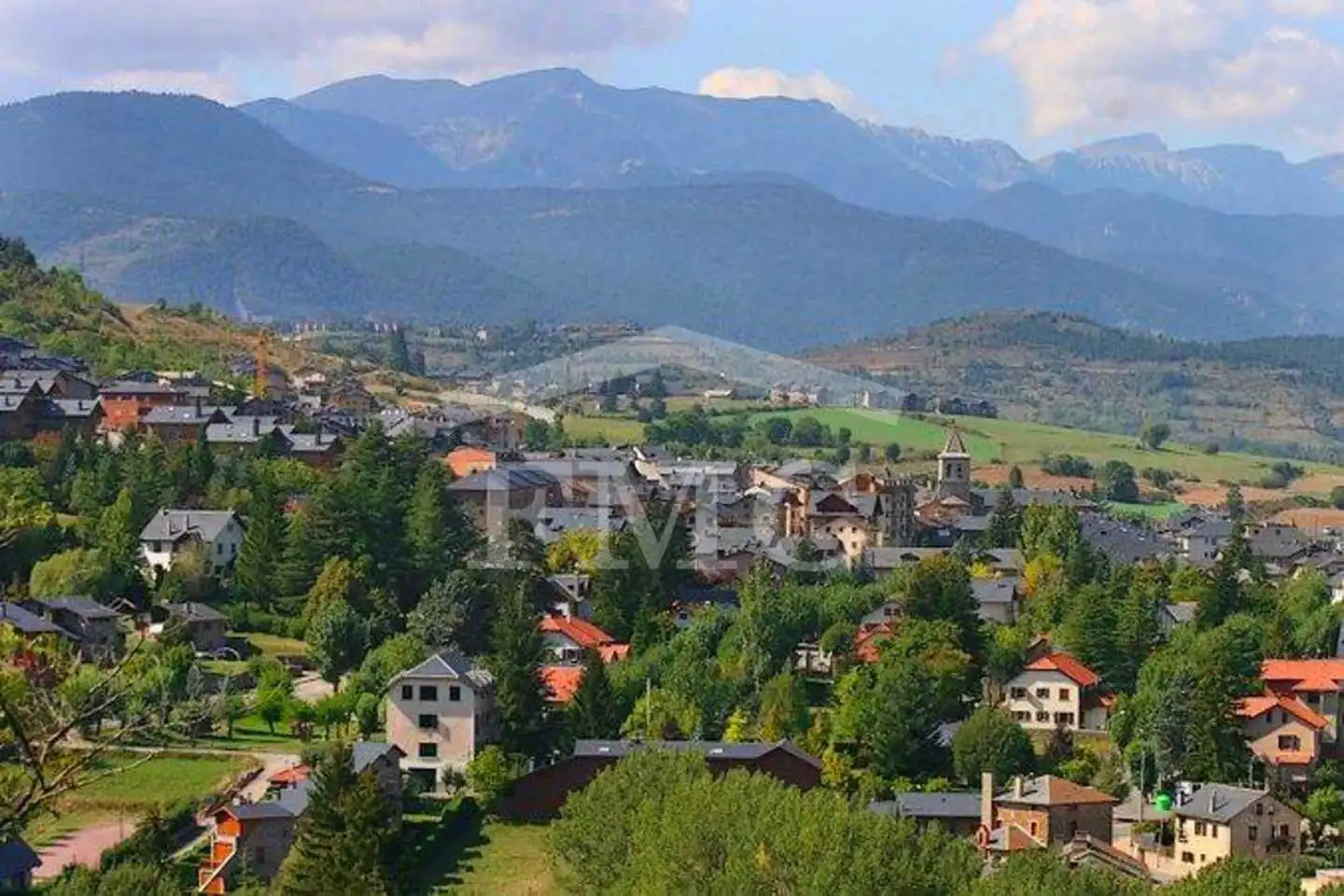 Vista exterior de Finca rústica en venda en Alp amb Jardí privat i Traster