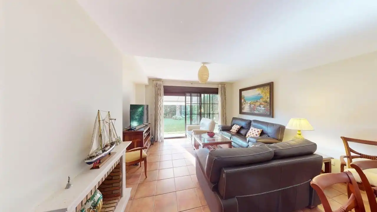 Sala de estar de Casa adosada de alquiler en Guillena con Aire acondicionado, Calefacción y Jardín privado