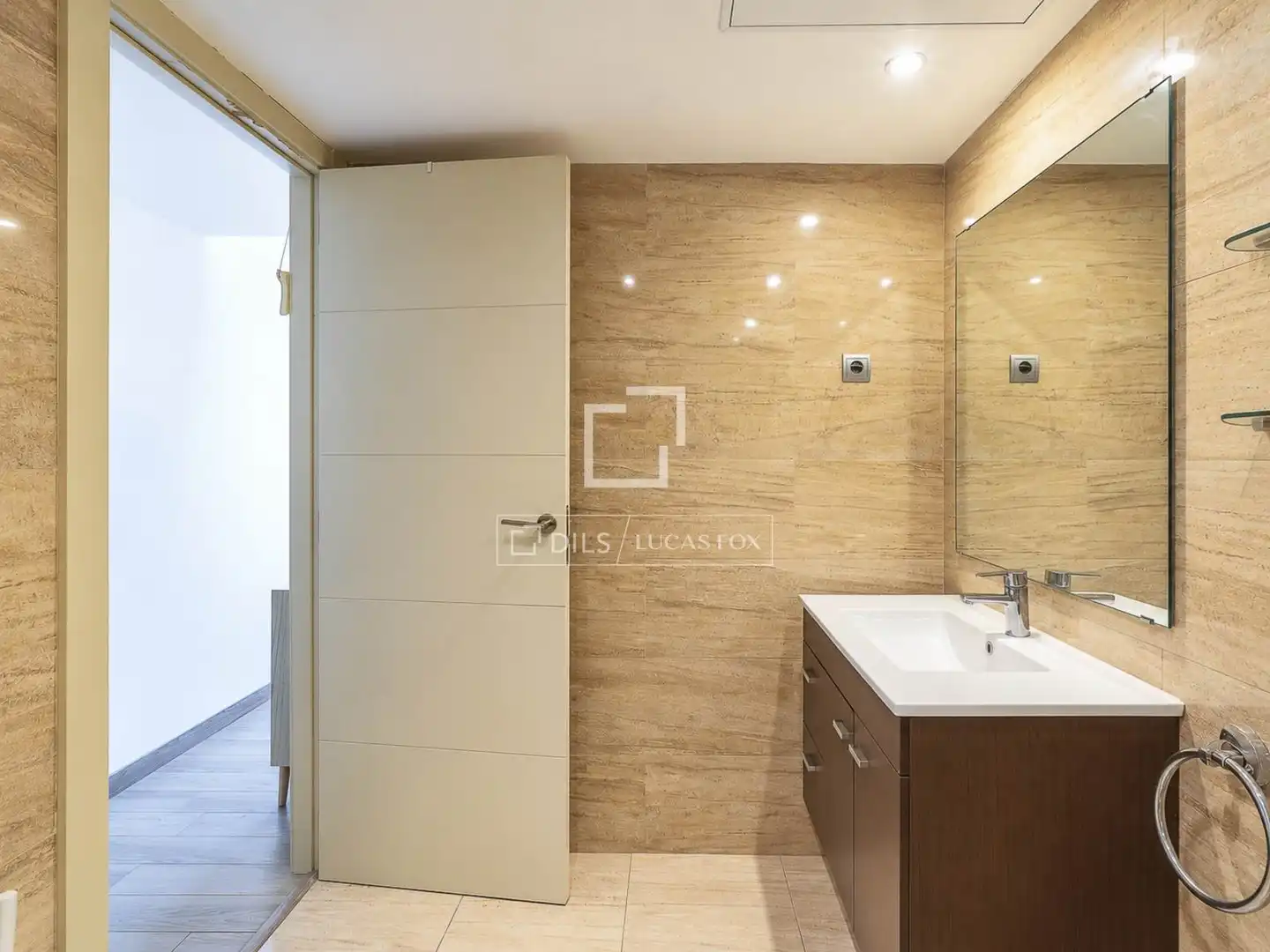 Badezimmer von Wohnung zum Verkauf in Barcelona mit Klimaanlage und Balkon