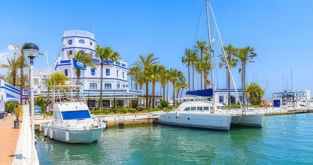 Vista exterior de Planta baixa en venda en Estepona amb Aire condicionat, Terrassa i Piscina comunitària