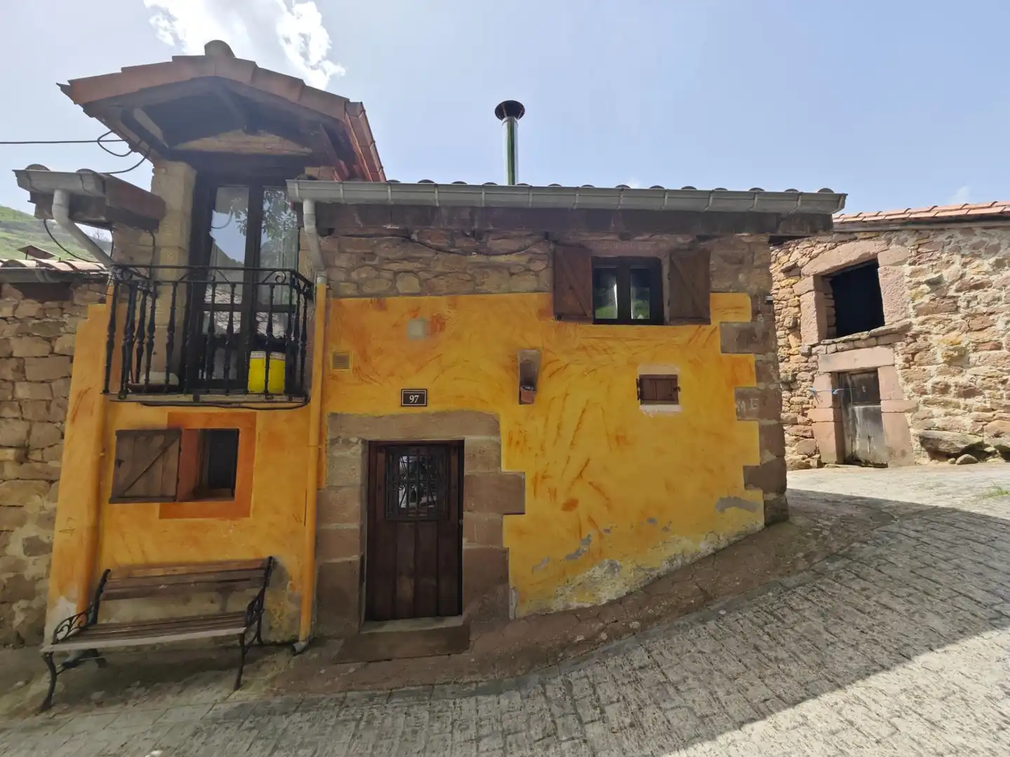 Außenansicht von Haus oder Chalet zum Verkauf in Cabuérniga mit Privatgarten