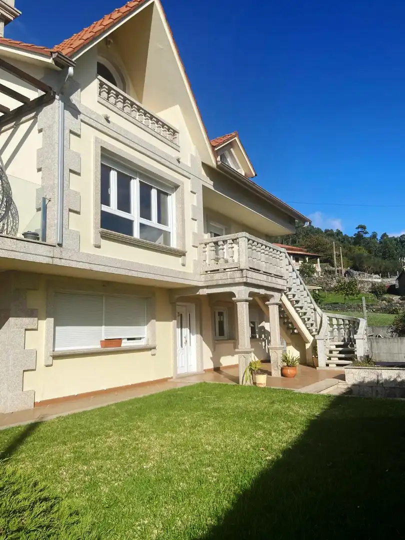 Vista exterior de Casa o xalet de lloguer en Cangas  amb Calefacció, Jardí privat i Terrassa