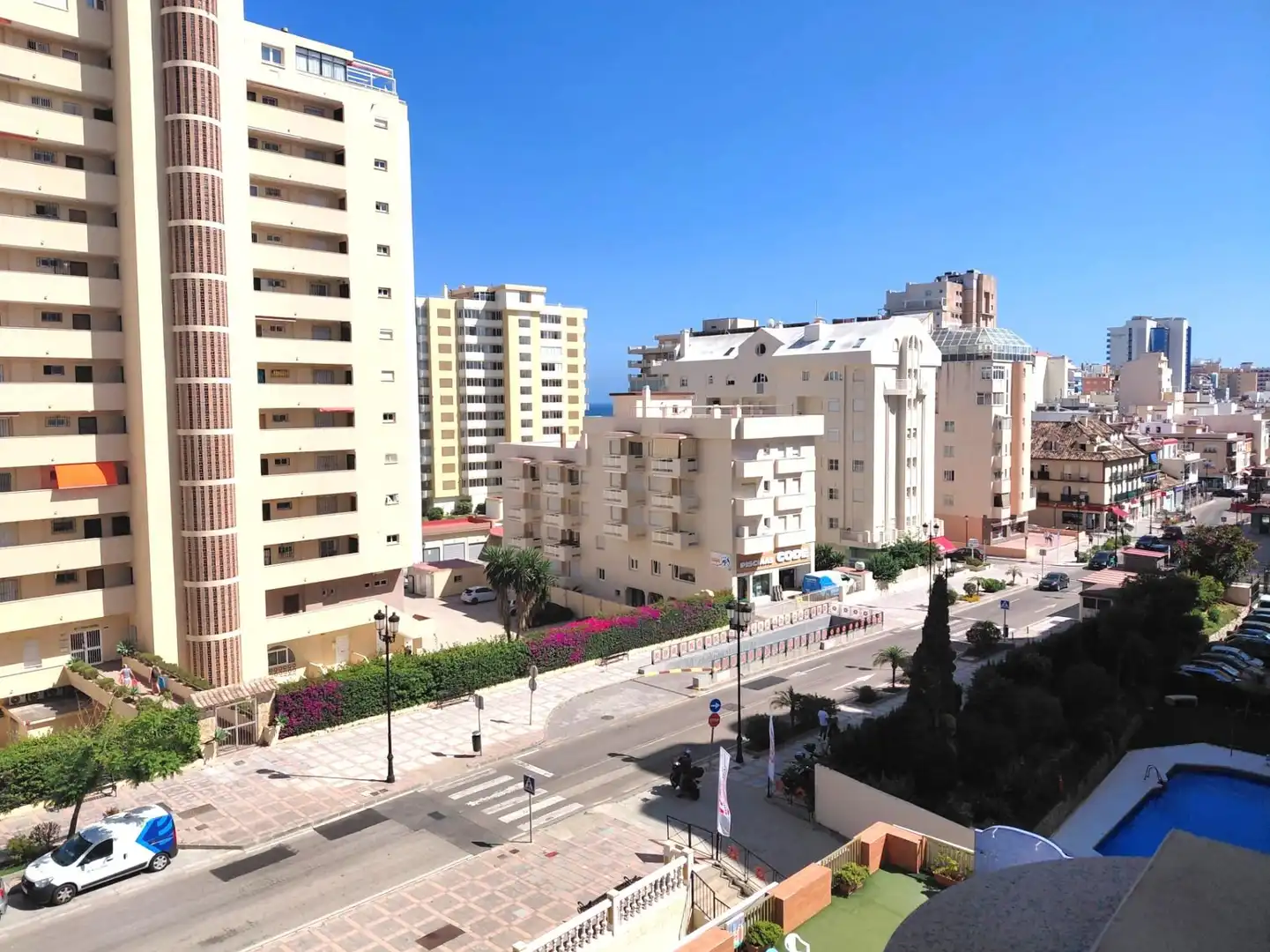 Vista exterior de Piso en venta en Fuengirola con Terraza, Alarma y Piscina comunitaria