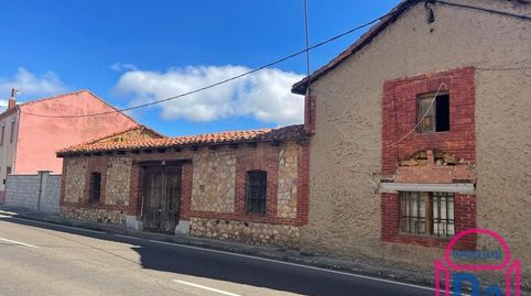 Casa de pueblo de 360 m² y 332 m² de parcela con 4 habitaciones y 2 baños, salón y cocina. No tiene calefacción. Certificación Ene, imatge 3