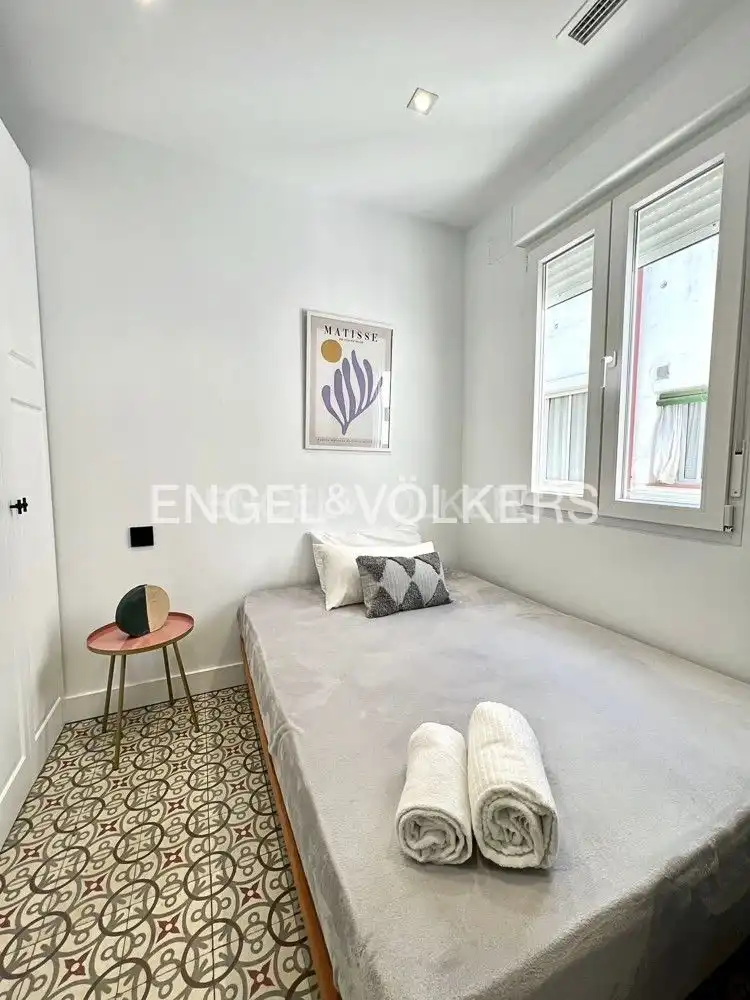 Schlafzimmer von Dachboden zur Miete in Madrid mit Klimaanlage, Heizung und Terrasse