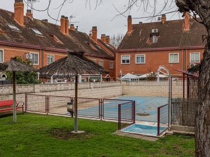 Swimming pool of Single-family semi-detached for sale in Mejorada del Campo  with Air Conditioner, Heating and Private garden