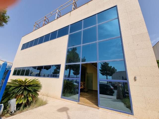 Local comercial en Venta en Calle Artes y Oficios en La Hoya