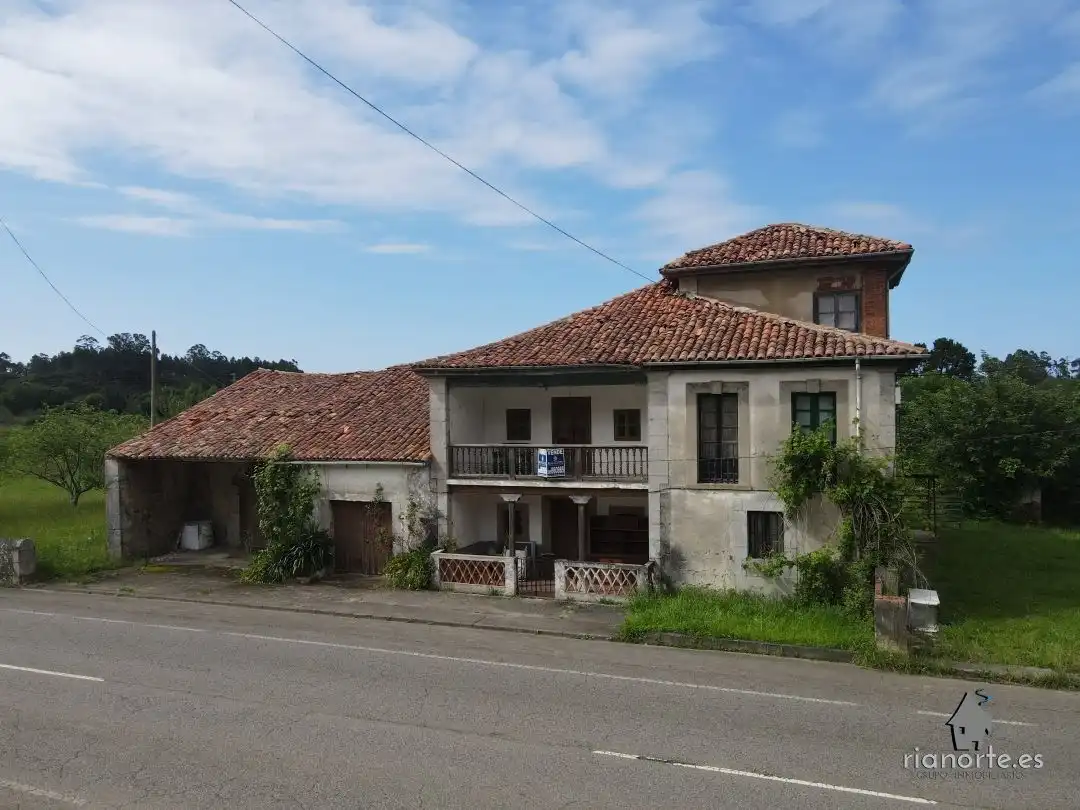 Vista exterior de Casa adosada en venda en Ribadesella amb Jardí privat