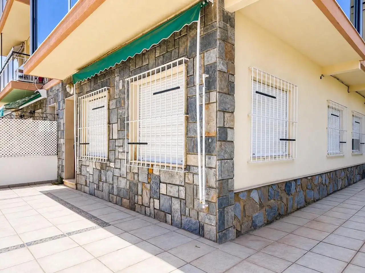 Außenansicht von Erdgeschoss zum Verkauf in Santa Pola mit Terrasse