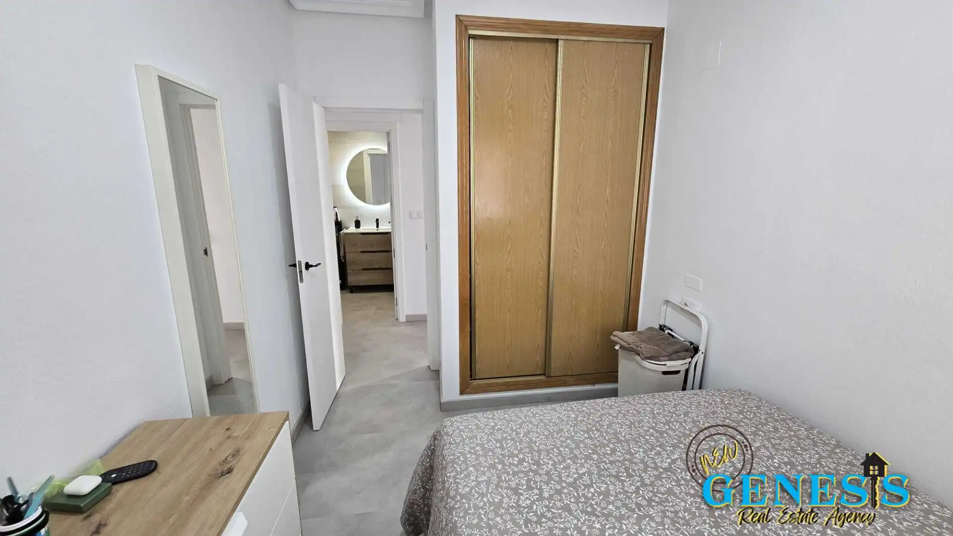 Habitación de Apartamento en venta en Torrevieja con Aire acondicionado, Amueblado y Horno