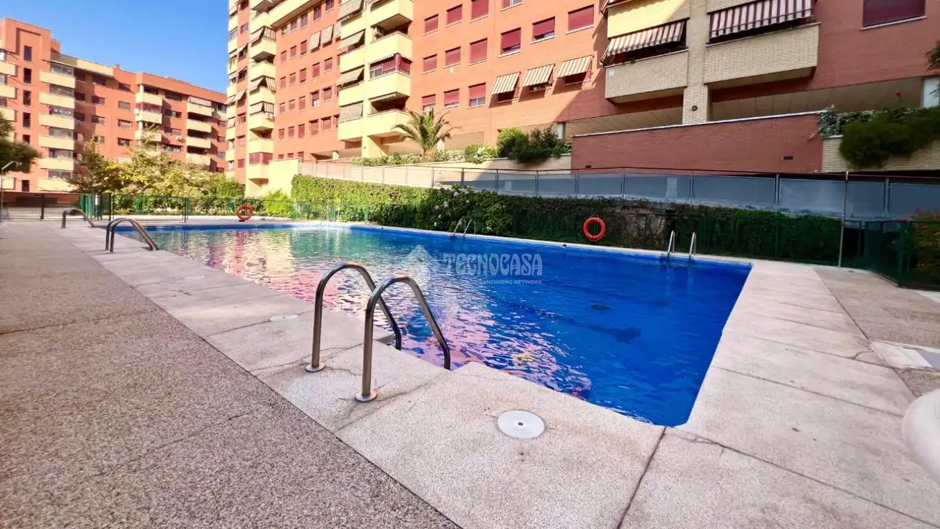 Swimming pool of Flat for sale in Madrid  with Air Conditioner, Heating and Parquet flooring
