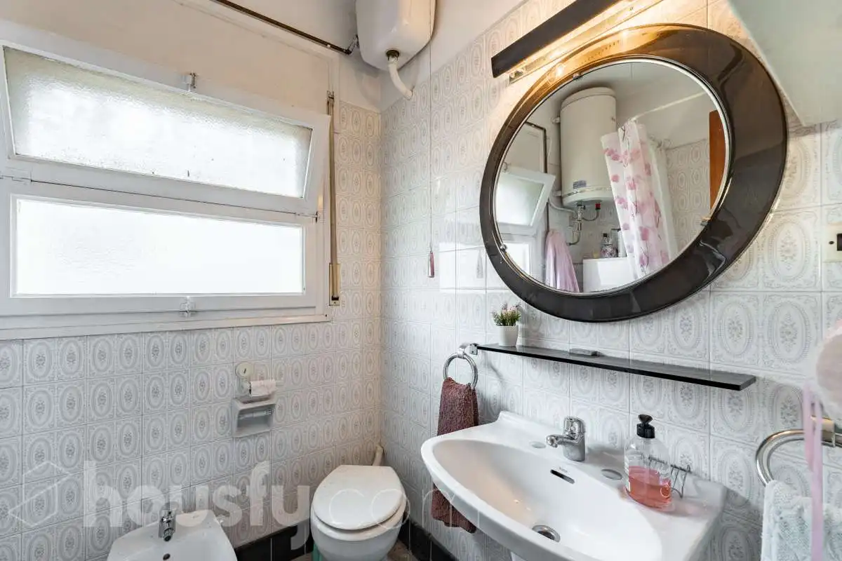 Bany de Casa o xalet en venda en Castelldefels amb Jardí privat, Terrassa i Traster