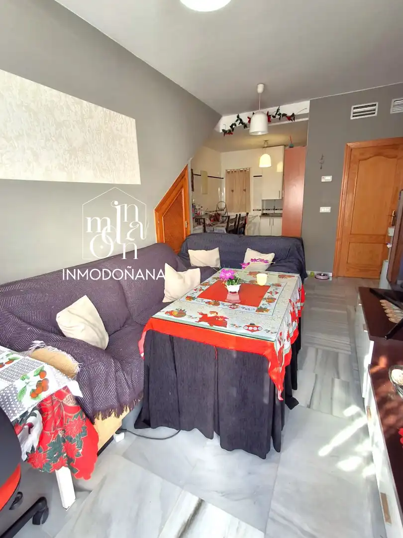 Sala de estar de Casa adosada en venta en Almonte con Aire acondicionado, Trastero y Piscina comunitaria