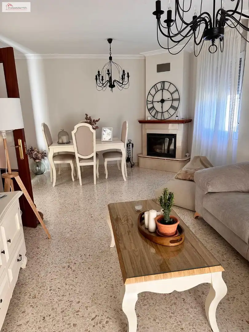 Sala d'estar de Casa adosada en venda en Alcalá del Río amb Aire condicionat, Calefacció i Jardí privat